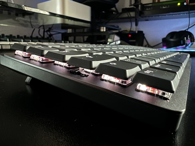 Seitenansicht der Tastatur bei eingeschalteter Beleuchtung.